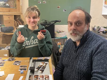 Hier erstellen wir Kärtchen anhand von Filmstills, mit deren Hilfe wir die Dramaturgie des Filmes entwickeln.